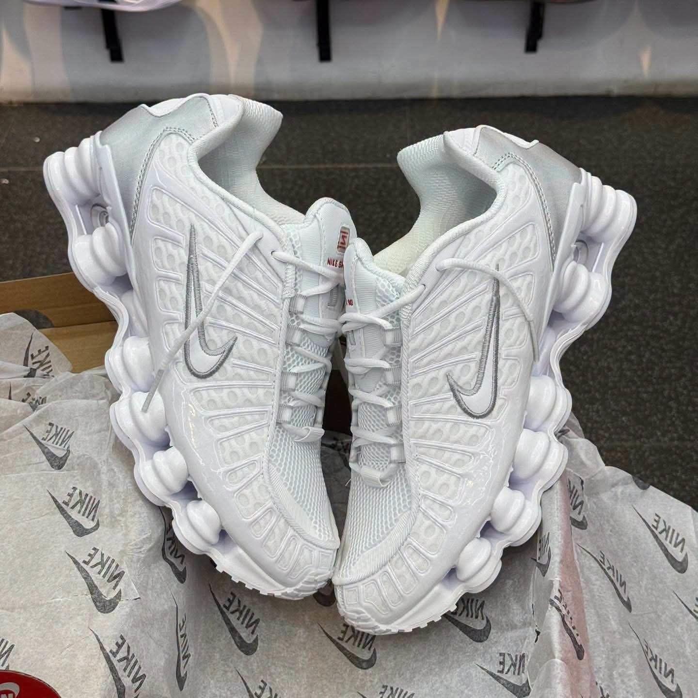 千禧风炸场!Nike Shox TL纯白,机械小白鞋才是顶流